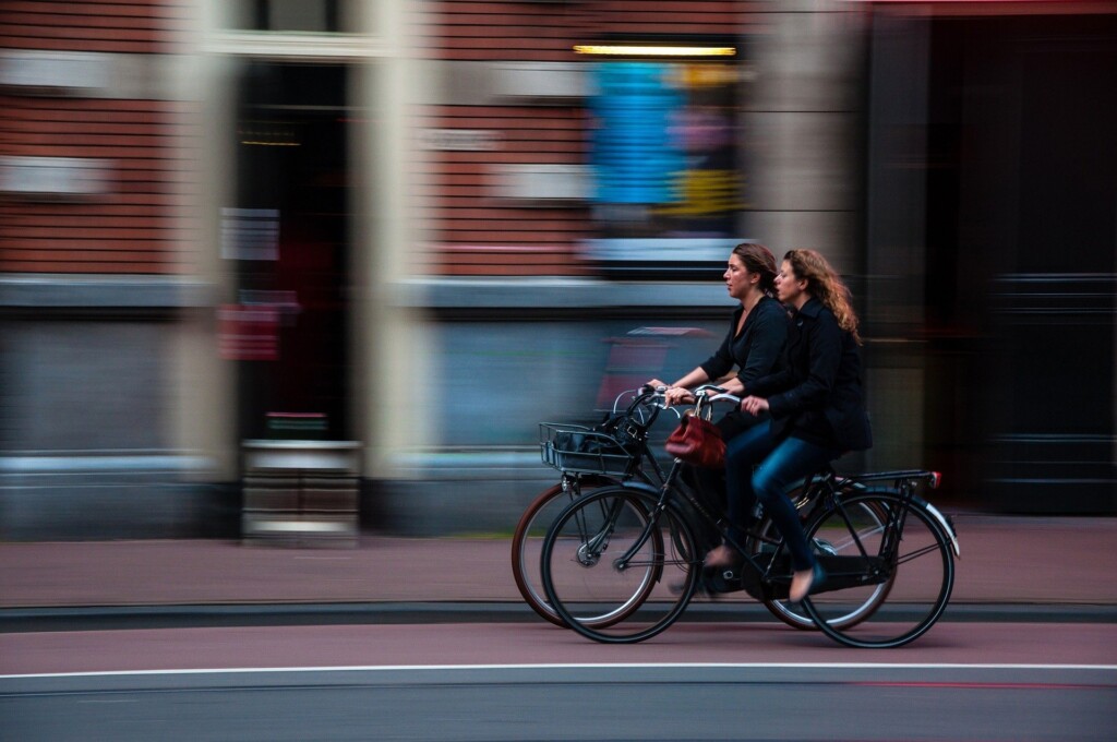 In großen Städten und zu Stoßzeiten ist das Fahrrad deutlich schneller.