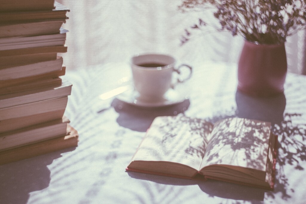 Lesen am Morgen för­dert die Kon­zen­tra­tion und die Krea­ti­vi­tät und erwei­tert den Hori­zont 