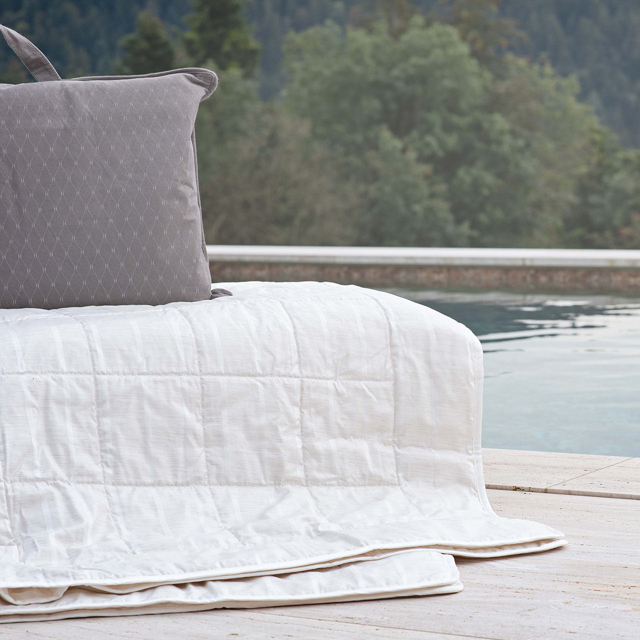 Hefel Travel Lite Opulence Reise Sommer-Bettdecke mit integriertem Cashmere-Bezug und TENCEL™-Füllung