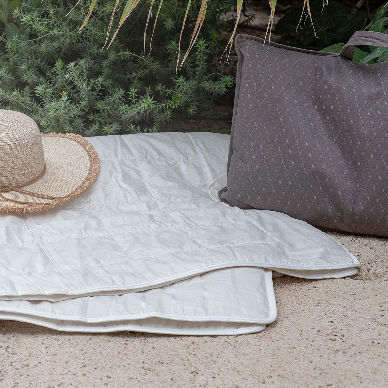 Hefel Travel Lite Opulence Reise Sommer-Bettdecke mit integriertem Cashmere-Bezug und TENCEL™-Füllung