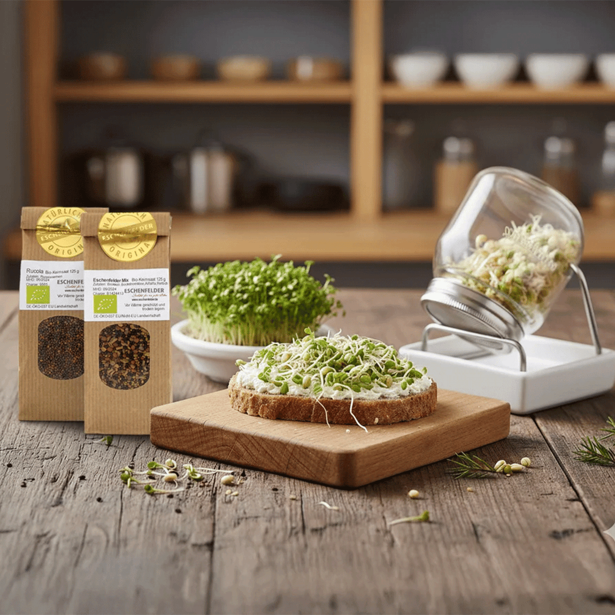 Eschenfelder Sprossenglas mit Keimlingen, Bio-Kernsaat-Tüten und Butterbrot mit Sprossen auf Holzbrett