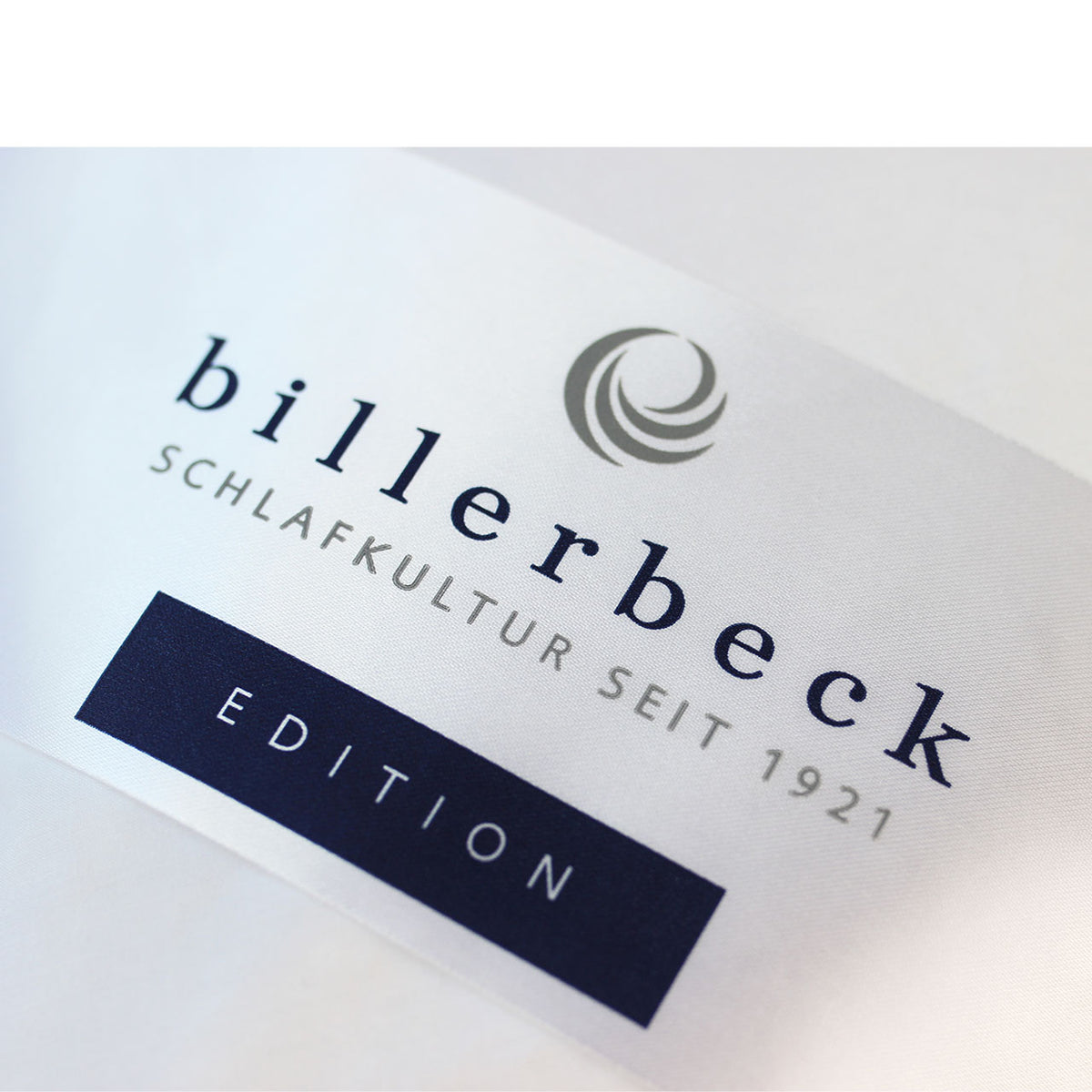 Nahaufnahme des Etiketts „billerbeck Schlafkultur seit 1921 Edition“ auf dem Lasse-Kissen
