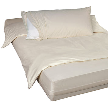 Softsan Bio Cotton Encasing-Set aus Matratzen-, Kissen- und Bettdeckenbezug, cremeweiß, auf Bett