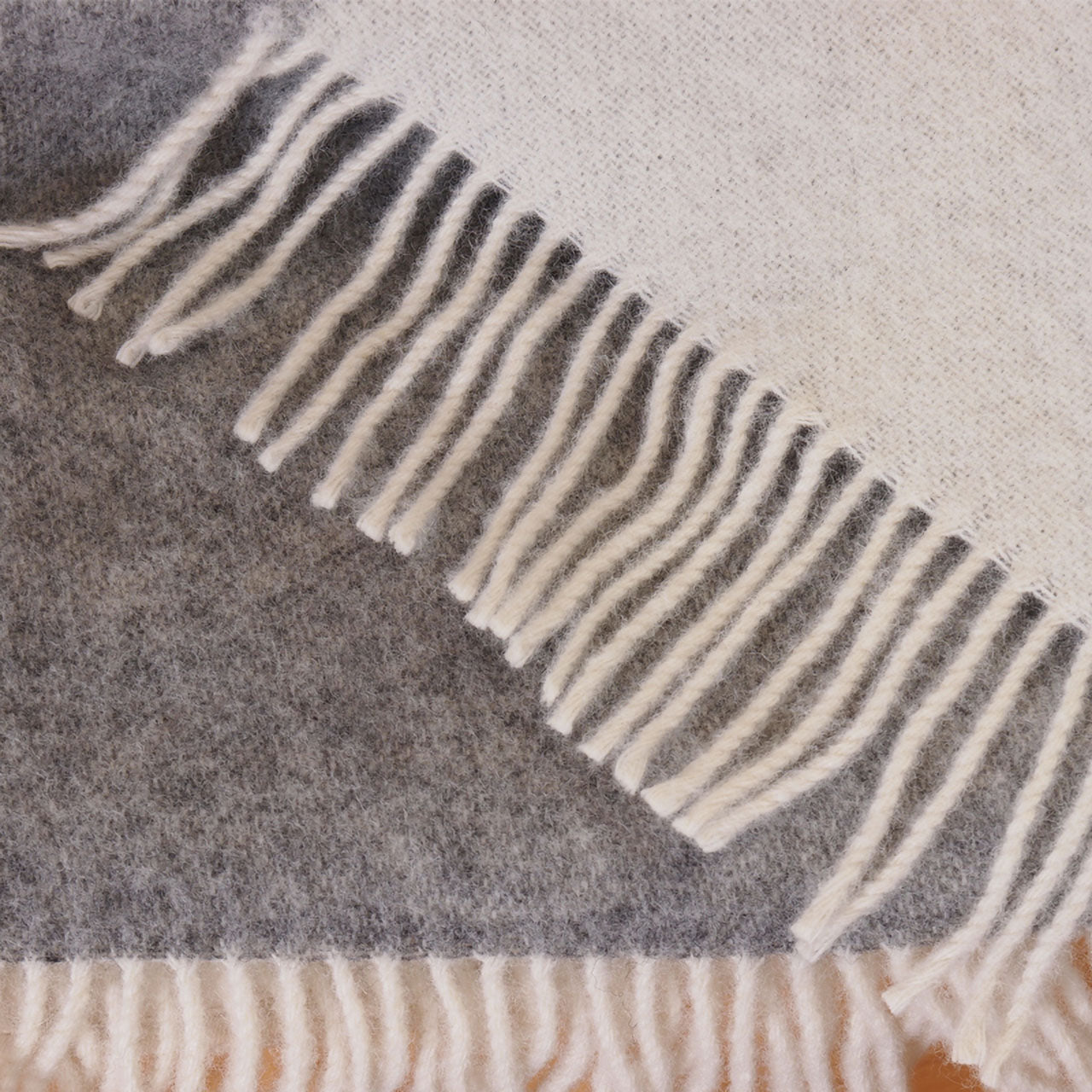 Island Wollparadies Mara Wolldecke aus Lammwolle