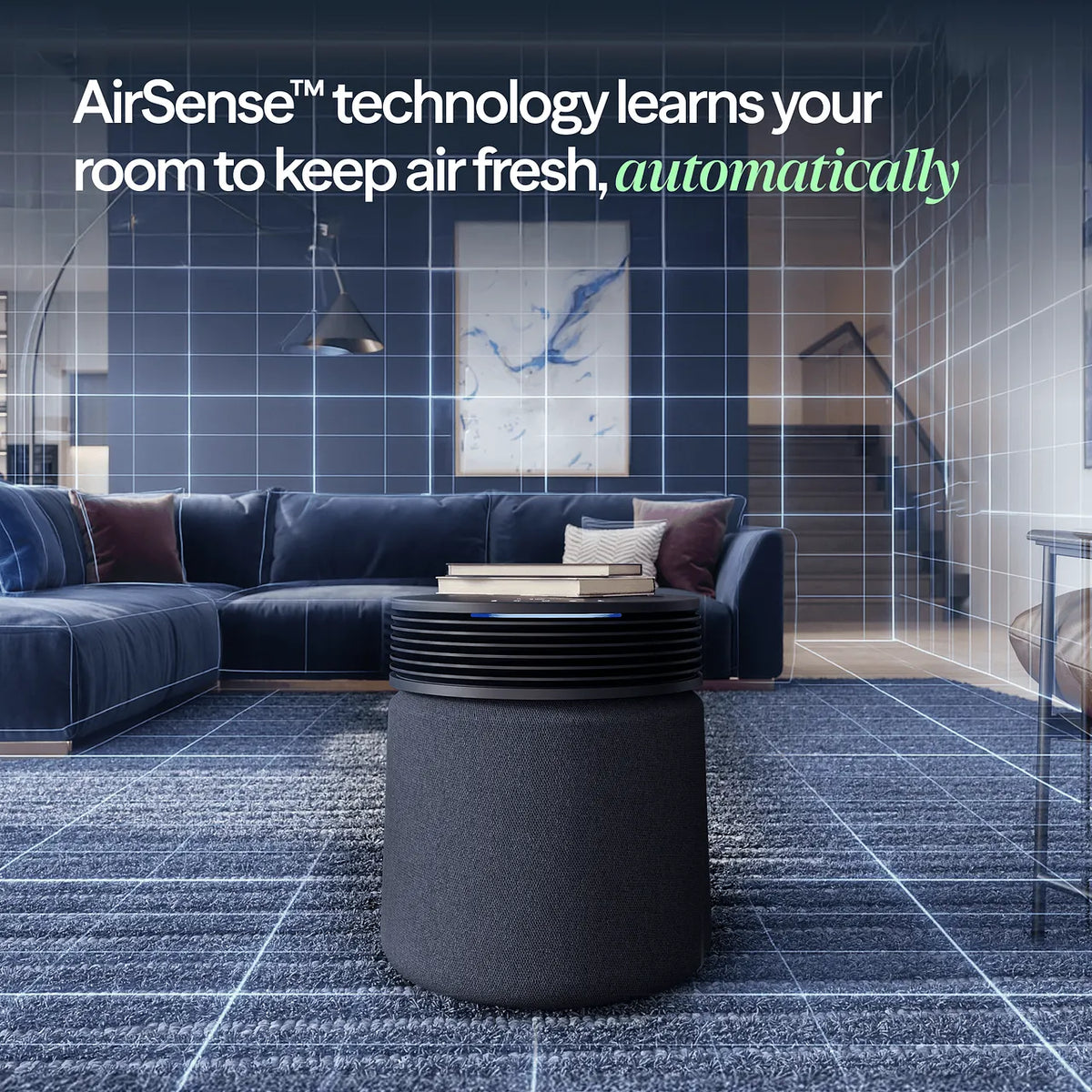 Blueair Blue Signature SP4i Luftreiniger in Wohnzimmer, Grafik zur „AirSense“-Technologie in Englisch