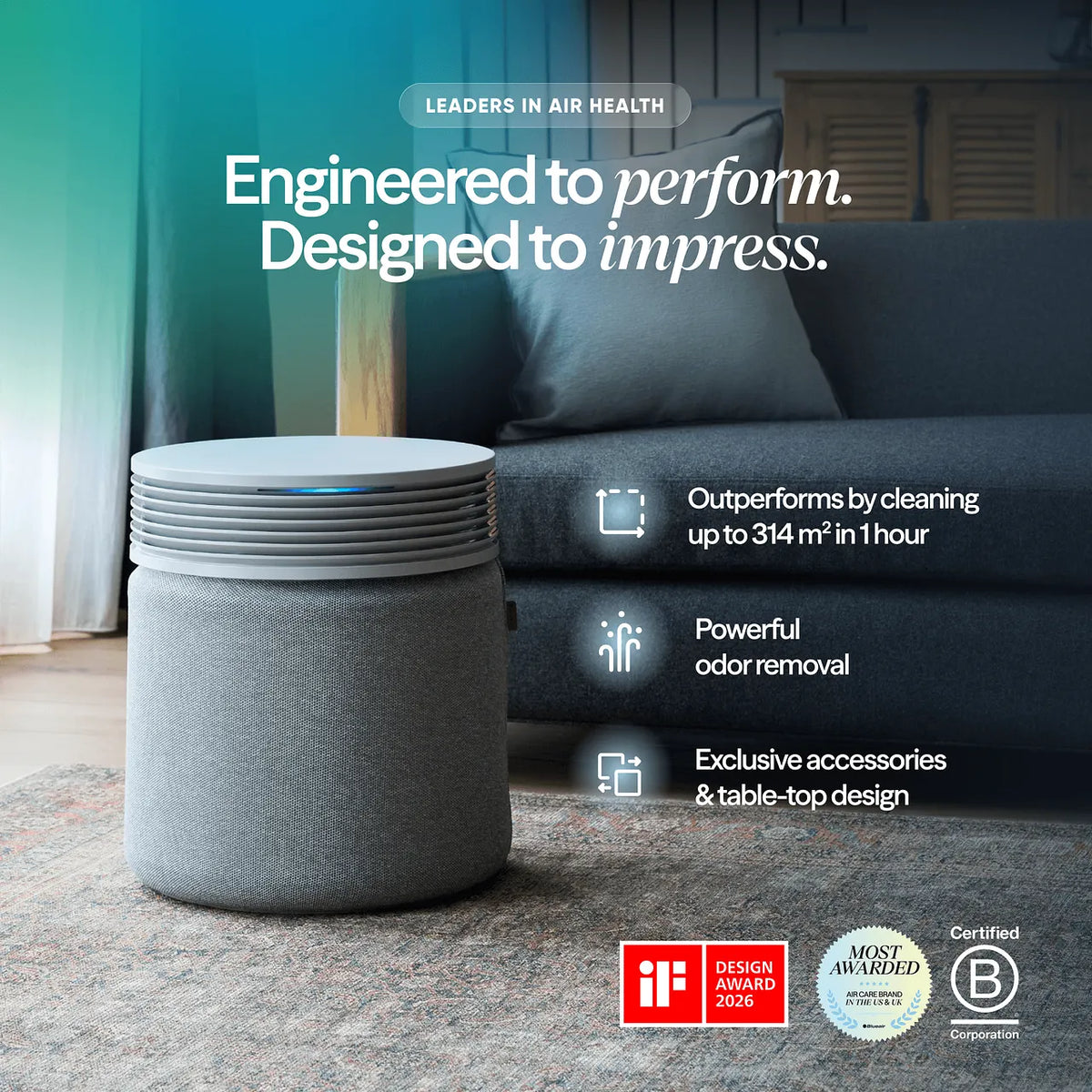 Blueair Blue Signature SP4i Luftreiniger in Grau auf Teppich im Wohnzimmer, mit Leistungsmerkmalen und Siegeln „iF Design Award 2026“ und „Certified B Corporation“