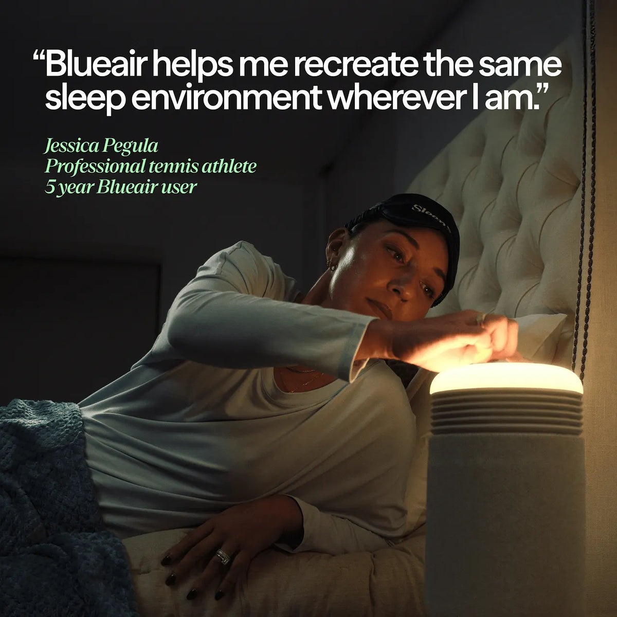 Frau im Bett bedient das Licht des Blueair Mini Restful Luftreinigers, Zitat von Jessica Pegula