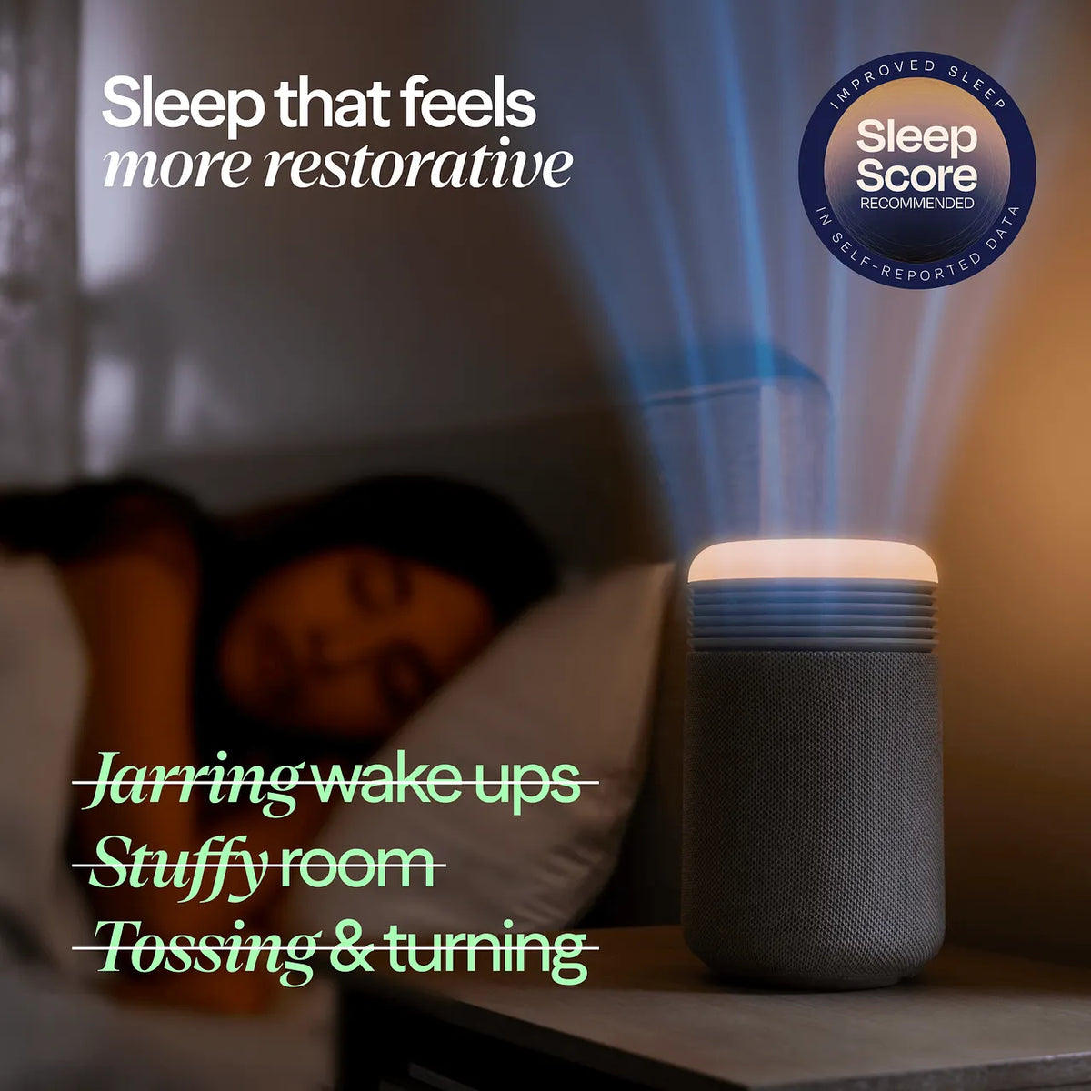 Blueair Mini Restful Luftreiniger mit Lichtwecker auf Nachttisch neben schlafender Frau, Grafik mit „Sleep Score“-Siegel