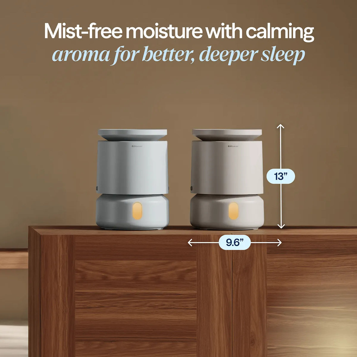 Blueair DreamWell Luftbefeuchter in Grau und Beige auf Sideboard, mit Maßangaben 13 und 9,6 Zoll