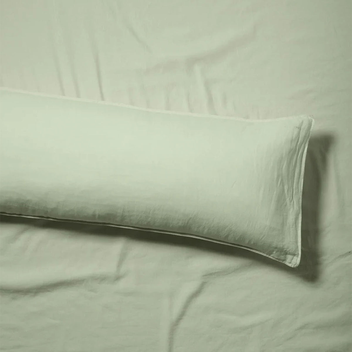 Suite702 bedMATE Leinen-Kissenbezug in Green Mint, langes Seitenschläferkissen auf dem Bett