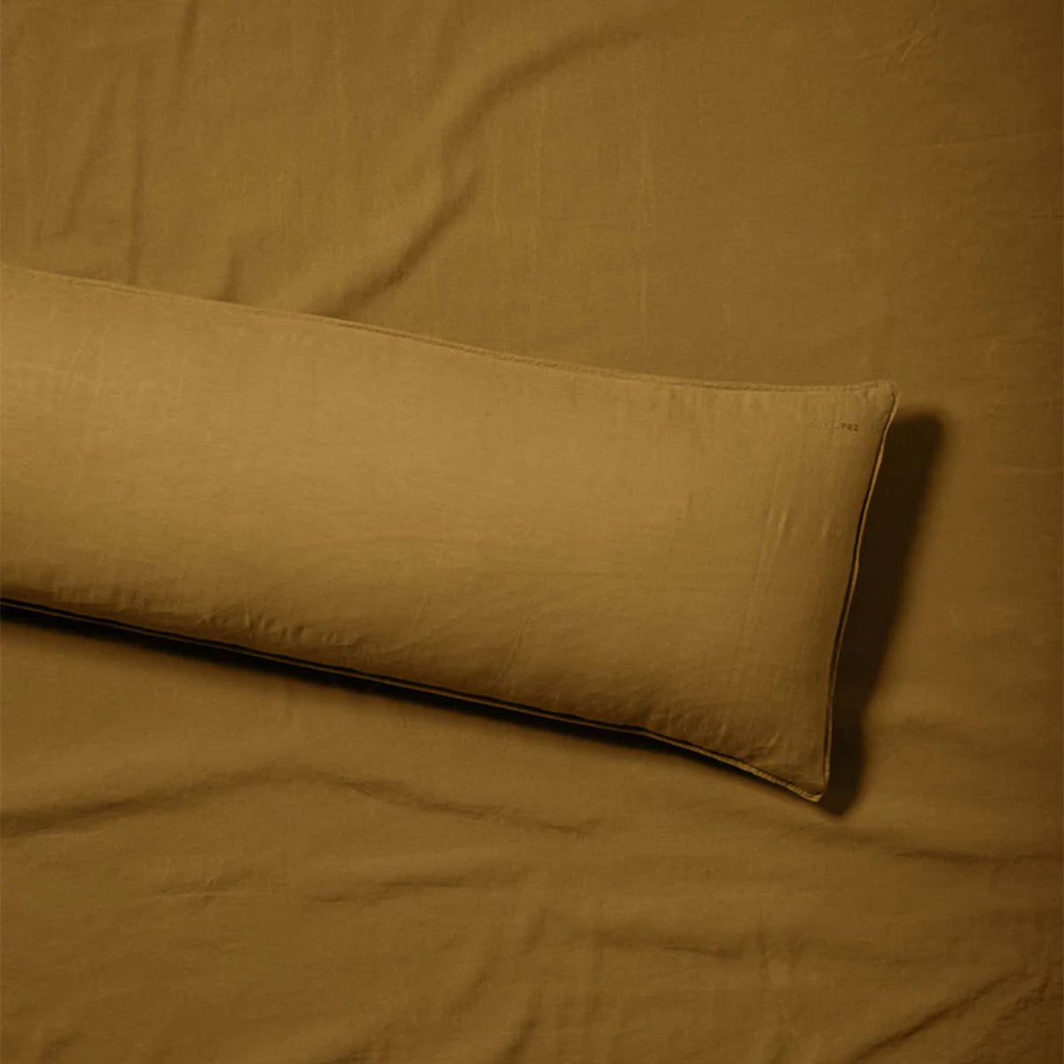 Suite702 bedMATE Leinen-Mix Kissenbezug in Khaki Gold, Nahaufnahme auf Bettwäsche