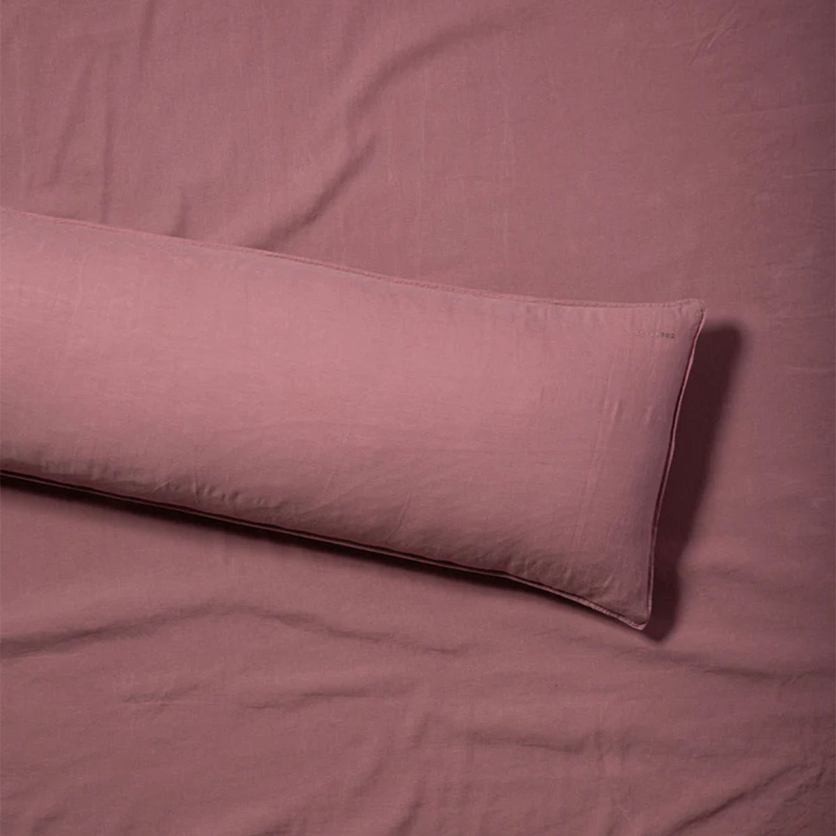 Suite702 bedMATE Leinen-Kissenbezug, lange Form, in Mauve Rose auf passendem Bettlaken