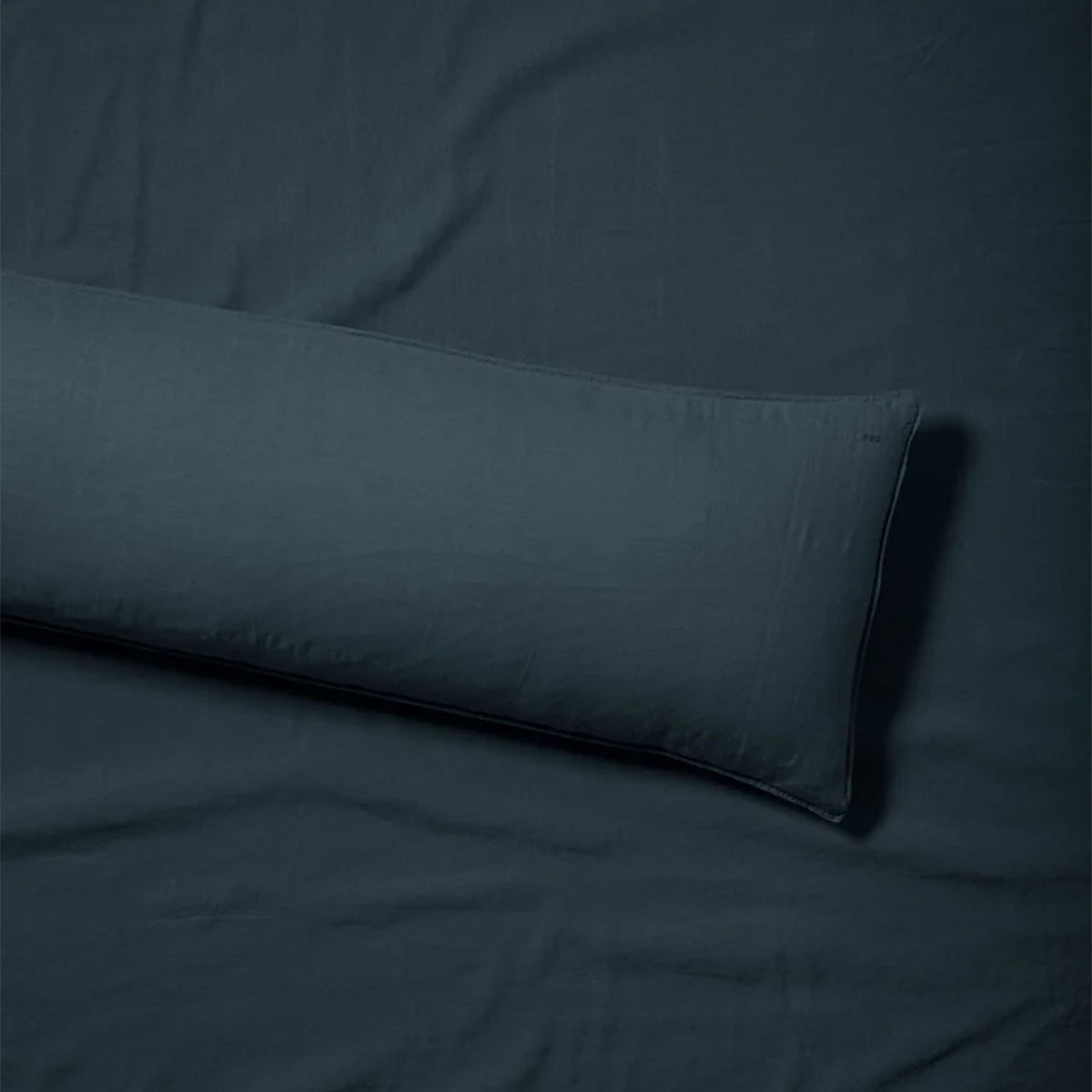 Suite702 bedMATE Leinen-Mix Seitenschläferkissen in Midnight Blue, Nahaufnahme auf dem Bett
