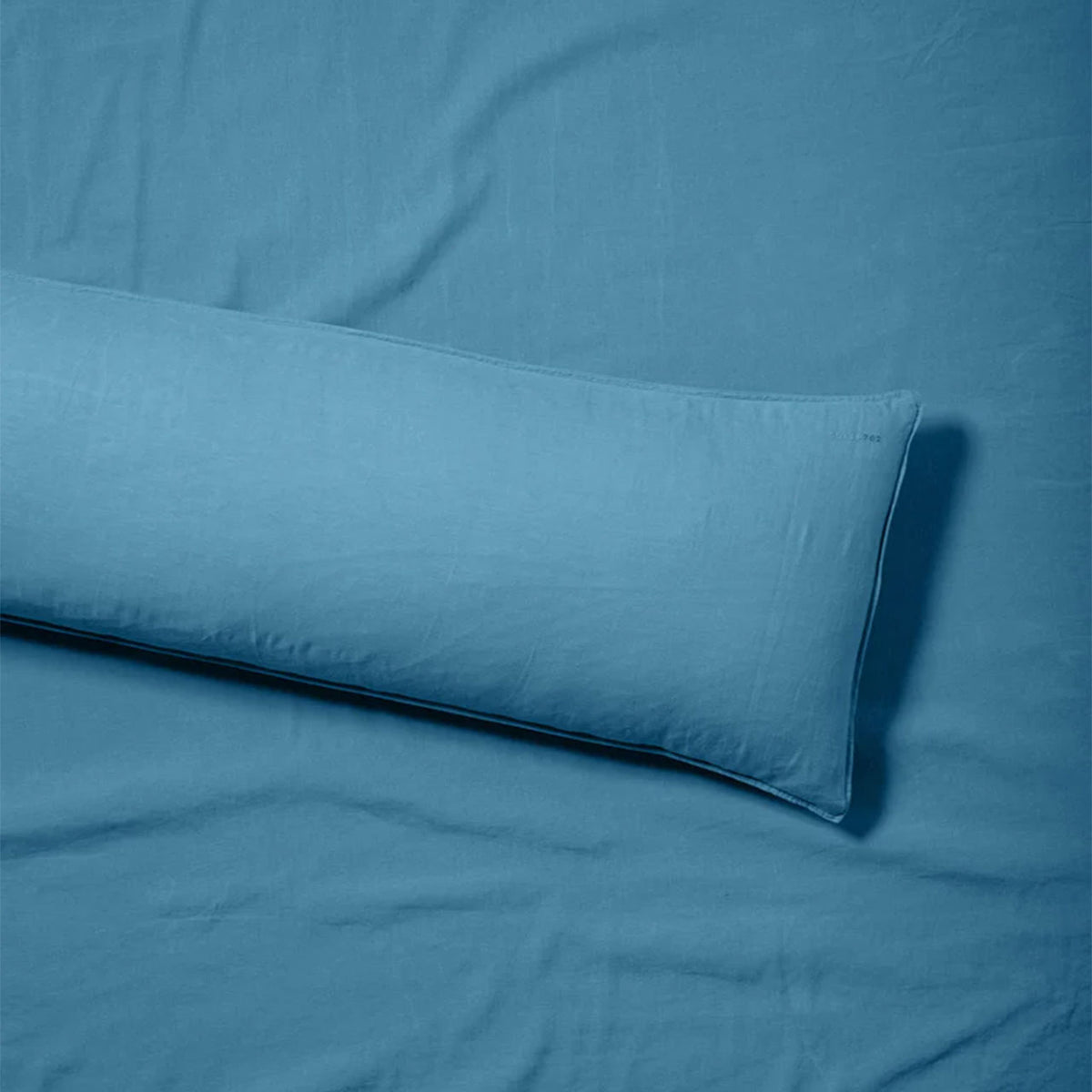 Suite702 bedMATE Leinen-Kissenbezug, lang, in True Blue auf Bettwäsche im gleichen Farbton