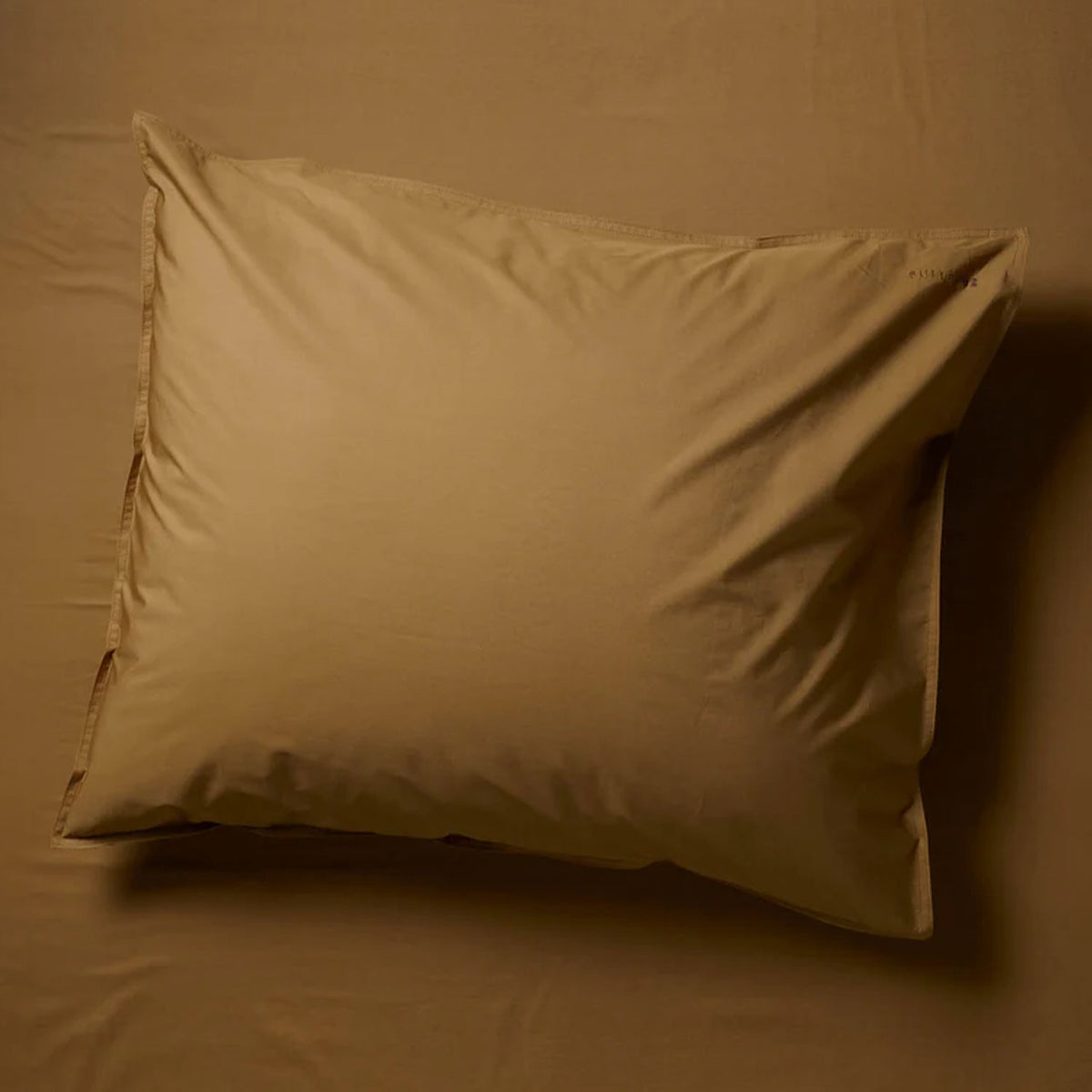 Suite702 Perkal-Kissenbezug aus Bio-Baumwolle in Khaki Gold, gefülltes Kissen von oben fotografiert