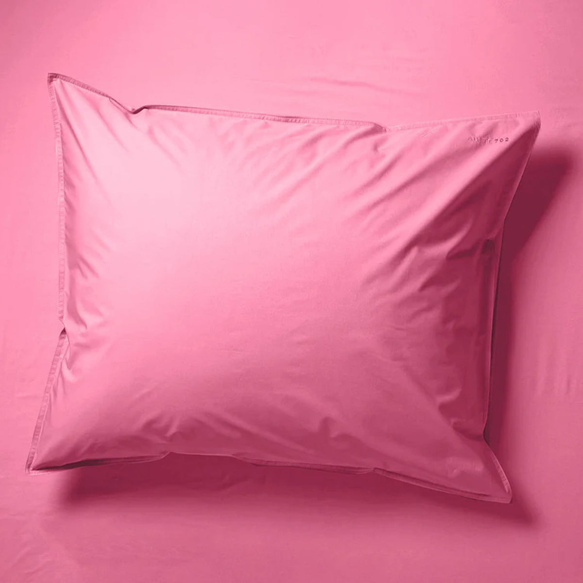 Suite702 Perkal Kissenbezug aus Bio-Baumwolle in Pink, Draufsicht auf gefülltes Kissen